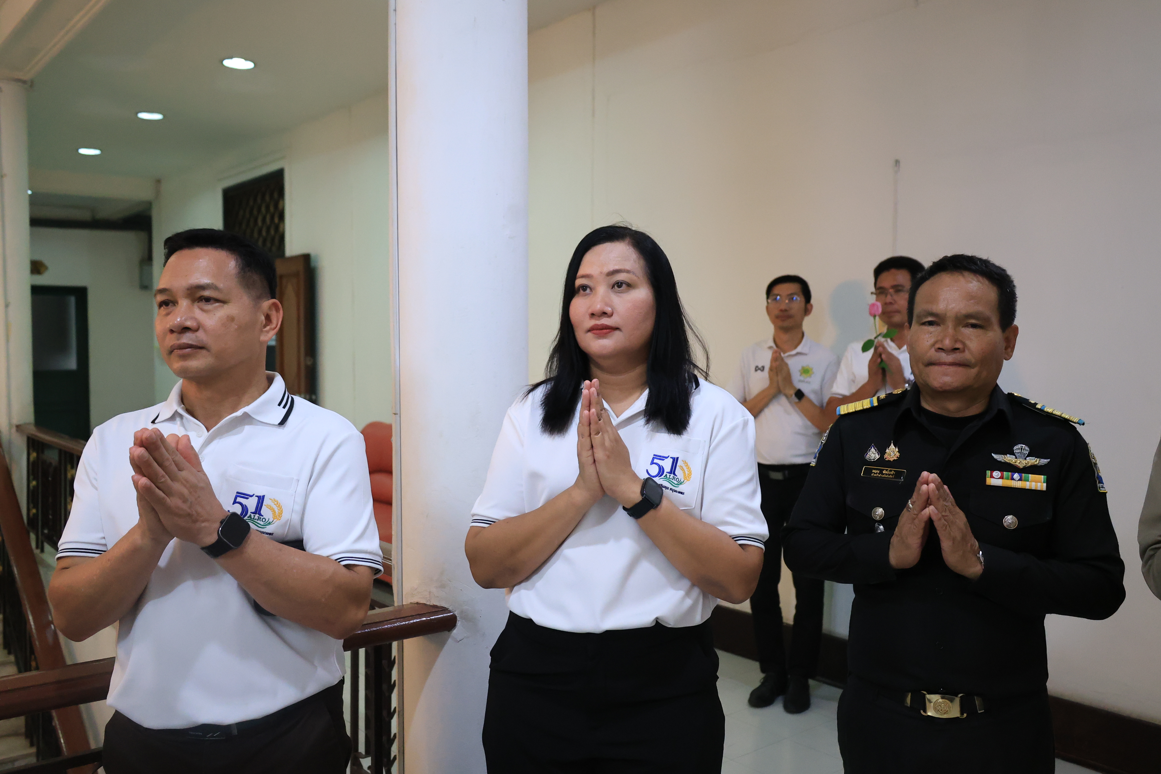 title - เลขาธิการ ส.ป.ก. และผู้เกษียณอายุราชการ สักการะสิ่งศักดิ์สิทธิ์ประจำ กระทรวงเกษตรและสหกรณ์ และ สำนักงานการปฏิรูปที่ดินเพื่อเกษตรกรรม เนื่องในโอกาสเกษียณอายุราชการ
